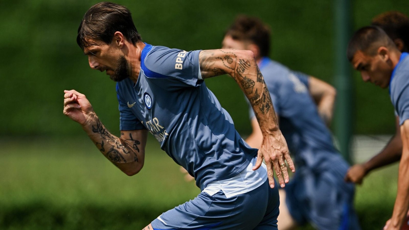 zagueiro-da-inter-de-milao-ameaca-agredir-torcedor-do-psg-no-mundial;-veja