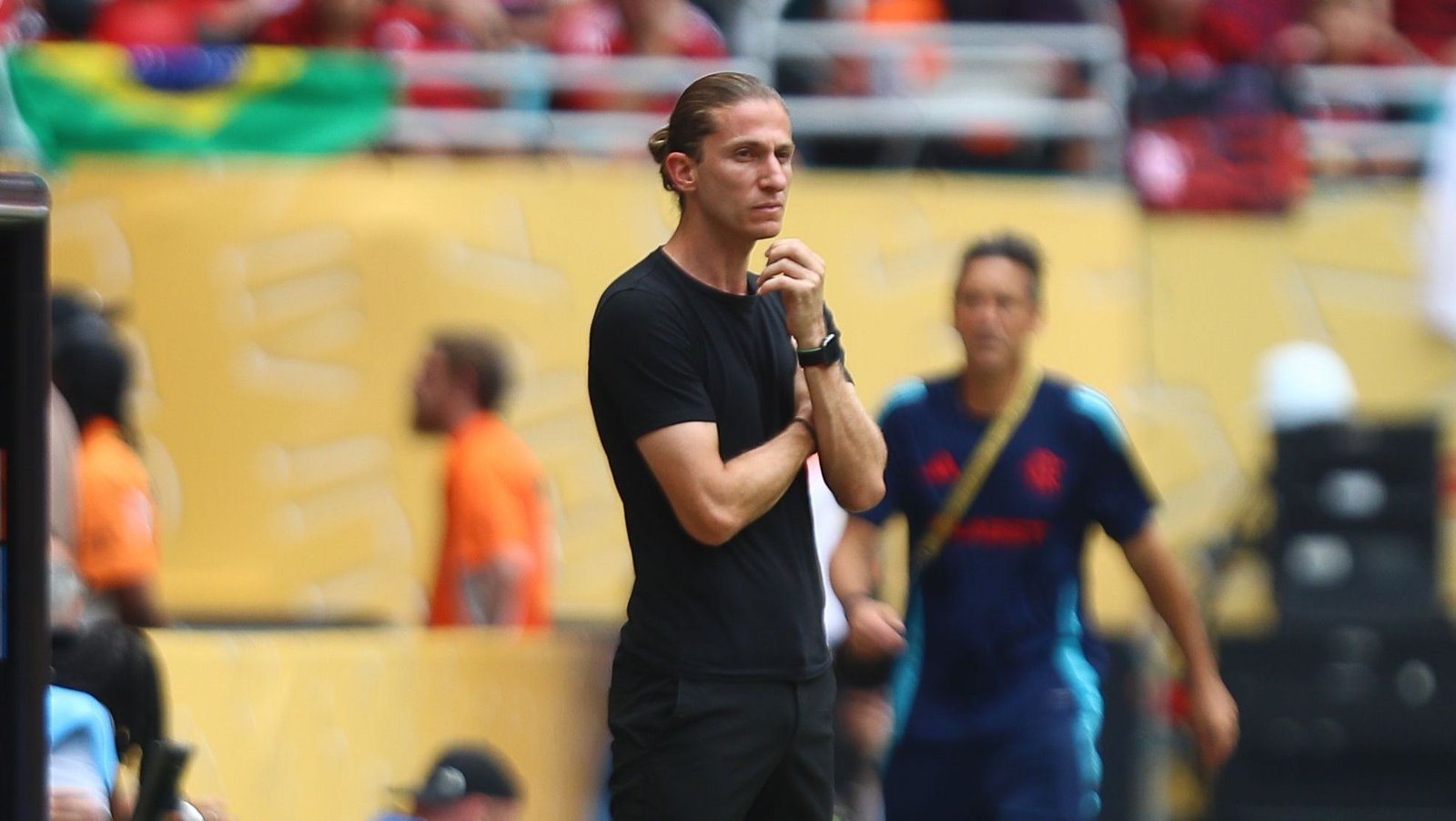 volante-do-flamengo-tem-suspeita-de-fratura-e-pode-desfalcar-na-temporada