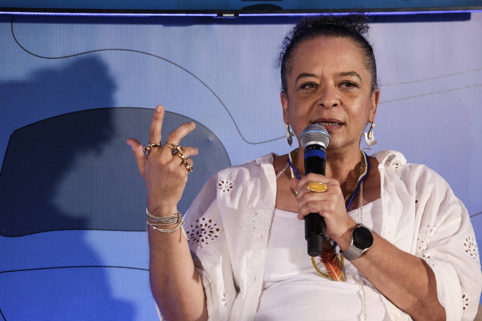 ana-maria-goncalves-anuncia-leva-de-livros-e-diz-buscar-‘lugar-de-falha’