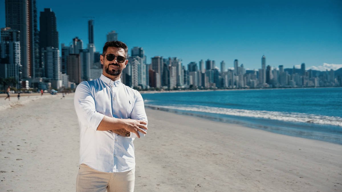 trabalho-de-corretor-em-balneario-camboriu-envolve-transporte-de-jatinho,-lancha-e-‘test-drive’-de-apartamento