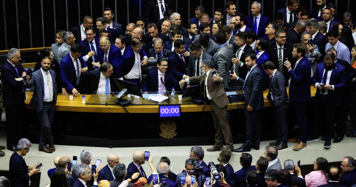 em-vez-de-adultizar-as-criancas,-que-tal-adultizar-suas-excelencias-no-congresso?