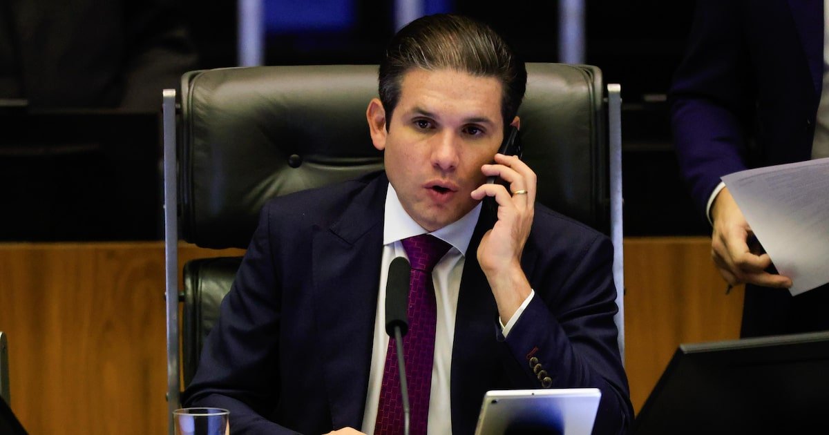 hugo-motta-diz-nao-se-importar-com-ameacas-de-eduardo-bolsonaro