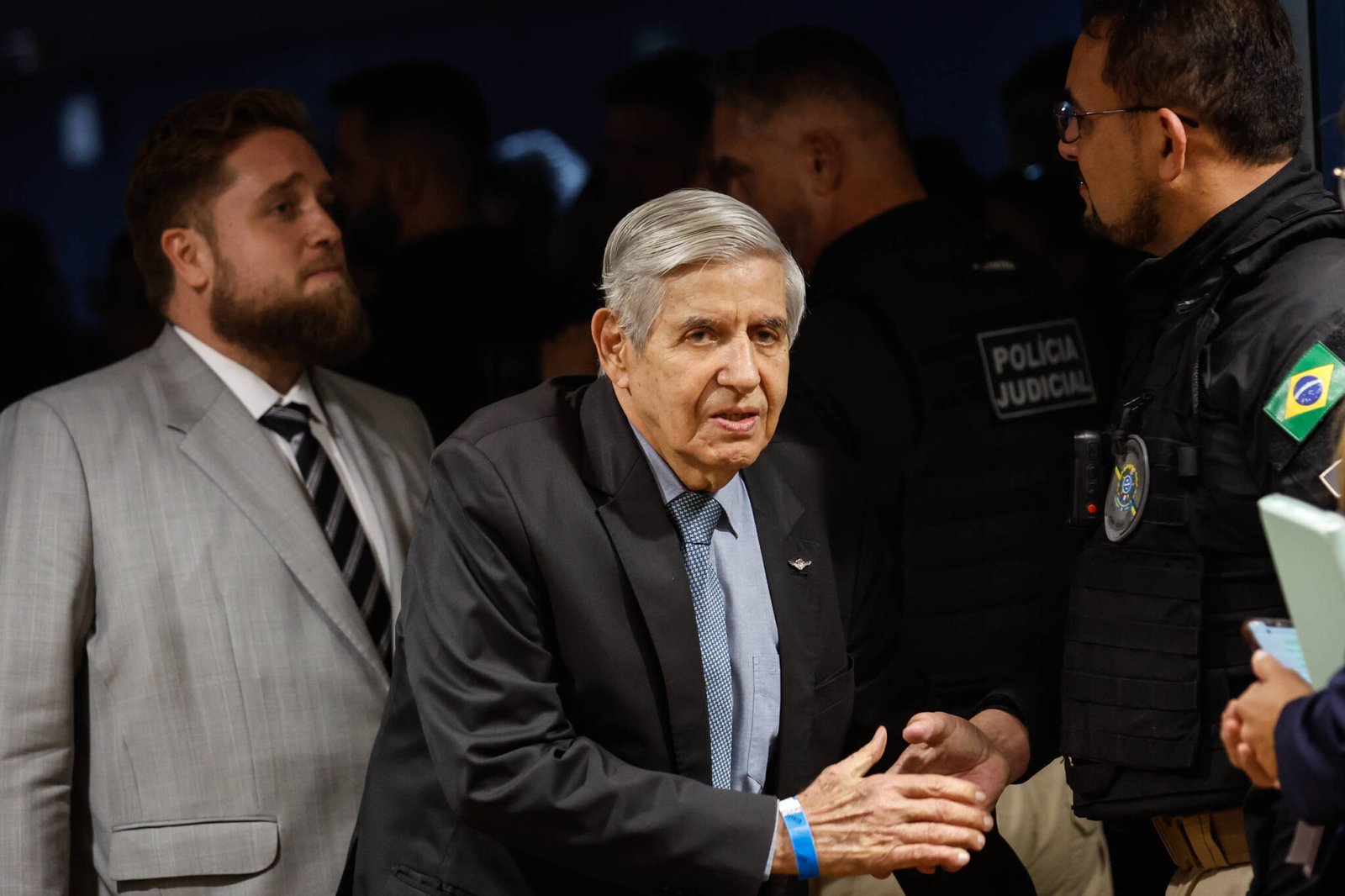 heleno-pode-ir-de-coroado-a-banido-do-exercito-com-julgamento-por-trama-golpista