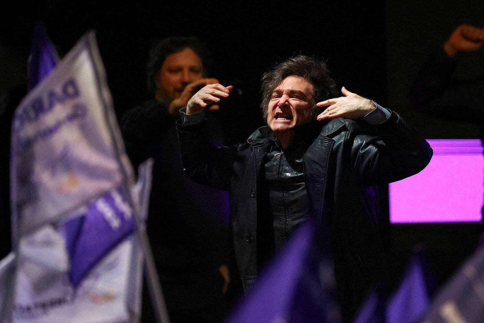 mesmo-com-arrocho,-escandalo-de-corrupcao-e-tensao-no-dolar,-milei-chega-forte-na-eleicao