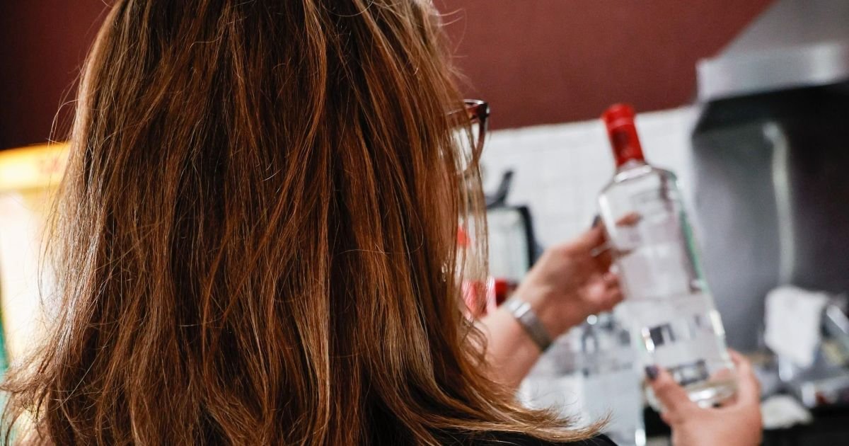 bebida-adulterada-com-metanol:-117-garrafas-sao-apreendidas-em-bares-em-sp