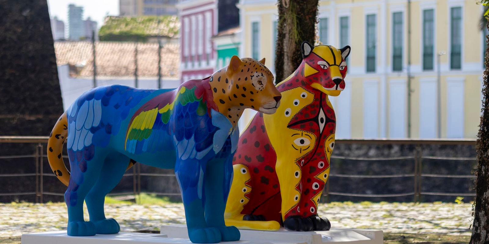 belem-vira-galeria-a-ceu-aberto-com-estatuas-de-oncas-coloridas