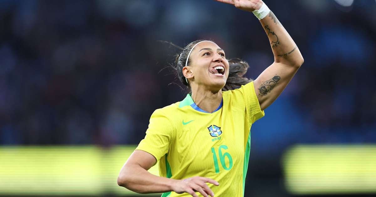 bia-zaneratto-celebra-a-vitoria-da-selecao-brasileira