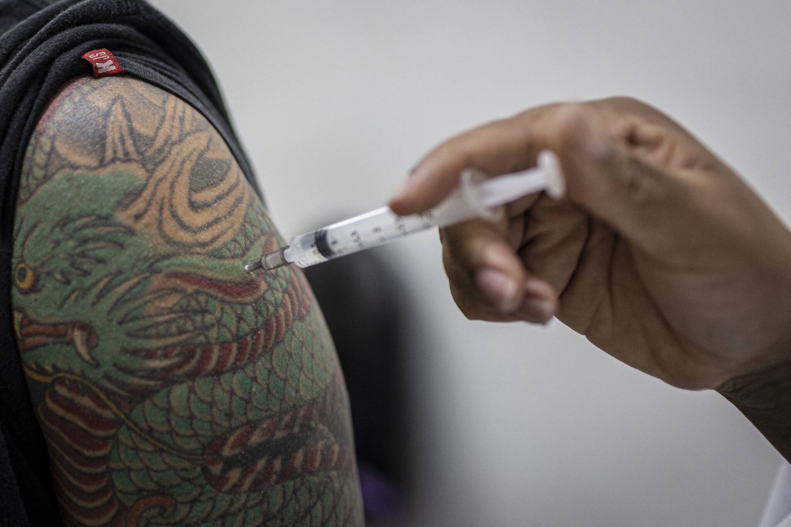 cientistas-encontram-explicacoes-sobre-por-que-vacinas-funcionam-menos-em-idosos