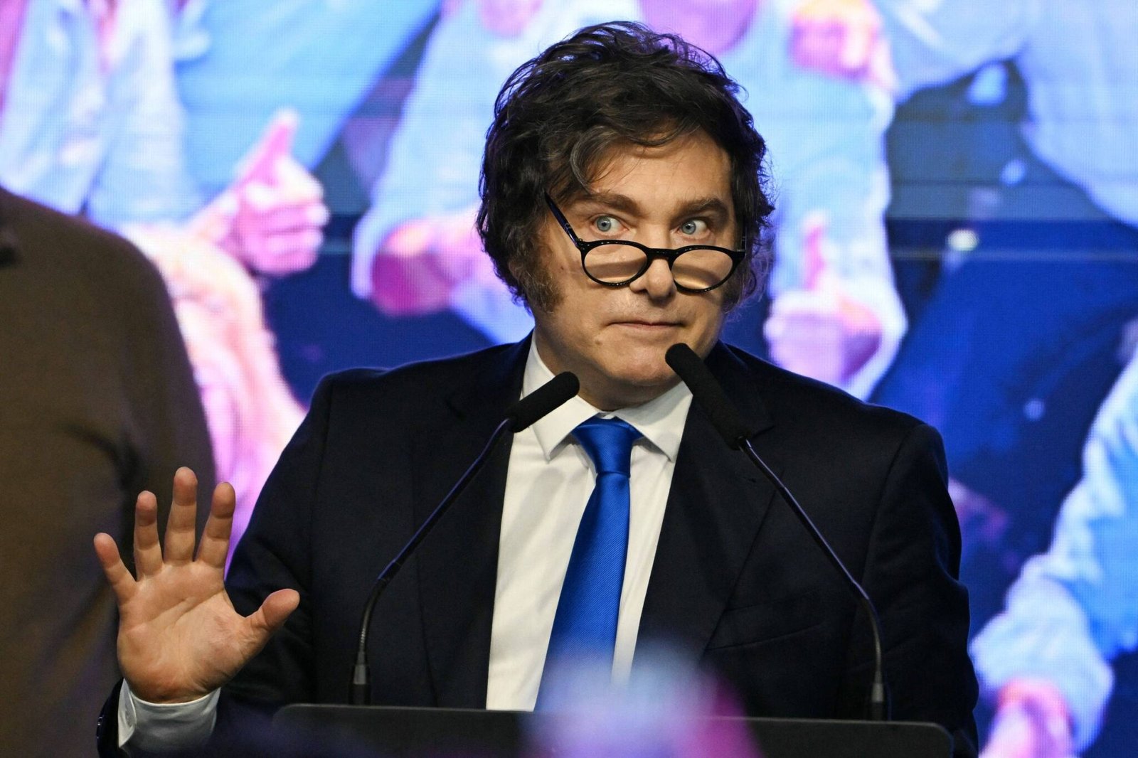 chefe-de-gabinete-e-ministro-do-interior-de-milei-renunciam-dias-apos-vitoria-nas-legislativas