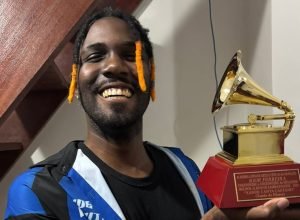 grammy-entregue-por-engano-e-devolvido-para-vencedor:-“emocionado”