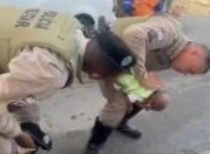 pms-salvam-bebe-que-estava-engasgada-no-complexo-do-alemao,-no-rio