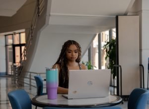 uma-dor-de-cabeca-para-estudantes-honestos:-provar-que-nao-estao-usando-inteligencia-artificial