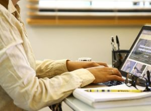 pesquisa-revela-condicoes-precarias-do-trabalho-remoto-no-mundo