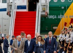 lula-chega-a-paris-para-visita-de-estado-e-encontro-com-empresarios