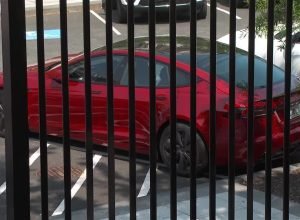 tesla-de-trump-e-visto-estacionado-na-casa-branca-apos-briga-com-musk