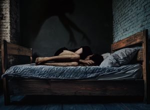 por-que-algumas-pessoas-veem-“demonios”-na-paralisia-do-sono?-entenda