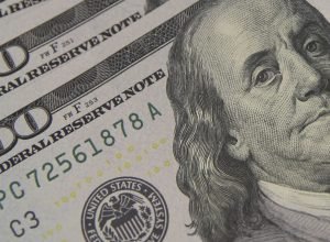 dolar-cai-para-r$-5,56-a-espera-de-pacote-fiscal