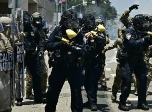 california-pede-a-justica-bloqueio-das-acoes-militares-em-los-angeles