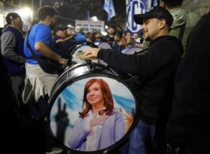 reacao-de-apoiadores-de-cristina-kirchner-mistura-tristeza-e-indignacao