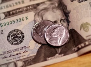 dolar-fica-estavel,-apesar-de-conflito-entre-israel-e-ira