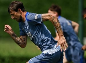 zagueiro-da-inter-de-milao-ameaca-agredir-torcedor-do-psg-no-mundial;-veja