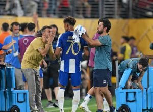 delegacao-do-porto-e-recebida-com-protestos-apos-eliminacao-na-copa-do-mundo-de-clubes