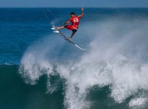 italo-ferreira-brilha-com-aereo-para-alcancar-quartas-da-etapa-do-rio