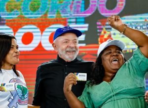 lula-anuncia-r$-3,7-bi-para-atingidos-por-lama-da-barragem-em-mariana