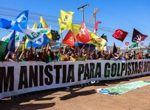 em-ato-pro-soberania,-manifestantes-queimam-bandeira-e-boneco-de-trump
