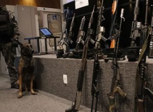 acoes-da-pm-apreendem-fuzis,-metralhadoras-e-drogas-no-rio-de-janeiro