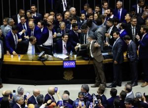 em-vez-de-adultizar-as-criancas,-que-tal-adultizar-suas-excelencias-no-congresso?