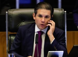 hugo-motta-diz-nao-se-importar-com-ameacas-de-eduardo-bolsonaro