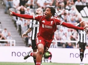 quem-e-rio-ngumoha,-ingles-que-se-tornou-mais-jovem-a-marcar-pelo-liverpool