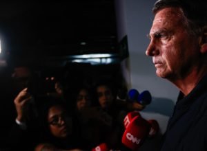 pf-pede-a-moraes-para-colocar-equipe-de-policiais-24-horas-dentro-da-casa-de-bolsonaro