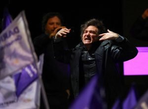 mesmo-com-arrocho,-escandalo-de-corrupcao-e-tensao-no-dolar,-milei-chega-forte-na-eleicao