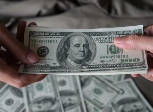 dolar-cai-ao-menor-valor-em-15-meses-no-brasil-e-fecha-a-r$-5,35