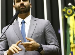 moraes-envia-denuncia-contra-eduardo-bolsonaro-para-hugo-motta