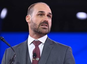 eduardo-bolsonaro-fica-mais-proximo-de-cassacao-apos-ofensiva-da-camara,-e-sofre-reves-com-trump