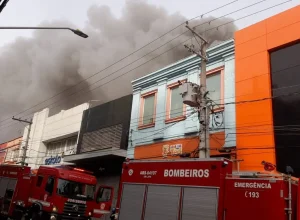 incendio-em-loja-torra-da-lapa-impacta-650-residencias-proximas