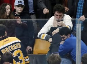 por-que-arquibancadas-esportivas-nos-eua-viraram-“campos-de-batalha”