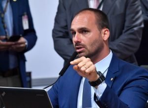 pl-vai-usar-brecha-legal-para-tentar-salvar-mandato-de-eduardo-bolsonaro;-saiba-qual