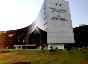 tst-manda-empresa-indenizar-vigia-que-trabalhava-em-predio-sem-agua,-luz-ou-banheiro