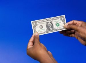 stablecoin-e-usada-como-alternativa-para-turista-driblar-iof-no-exterior