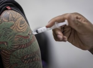 cientistas-encontram-explicacoes-sobre-por-que-vacinas-funcionam-menos-em-idosos