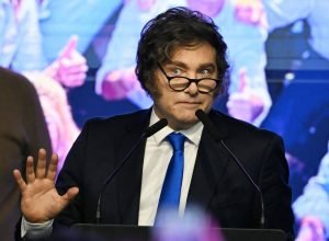 chefe-de-gabinete-e-ministro-do-interior-de-milei-renunciam-dias-apos-vitoria-nas-legislativas